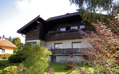 Velden Am Wörthersee 50: Plante, Ciel, Fleur, Bâtiment, Fenêtre, Maison, Arbre, Nuage, Végétation, Herbe