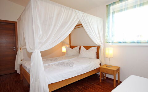 Carinthia: Lit, Meubles, Chambre, Pièce, Propriété, Cadre De Lit, Drap De Lit, Matelas, Lit À Baldaquin, Design Intérieur