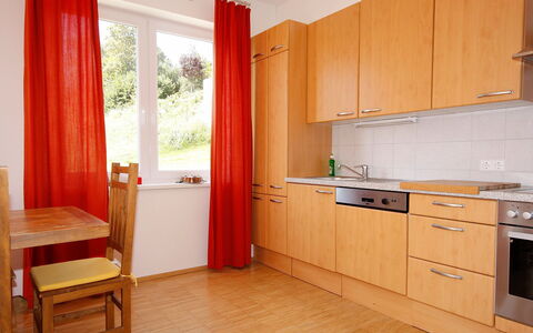 Carinthia: Pièce, Meubles, Propriété, Cuisine, Cabinetry, Design Intérieur, Bâtiment, Sol, Maison, Orange