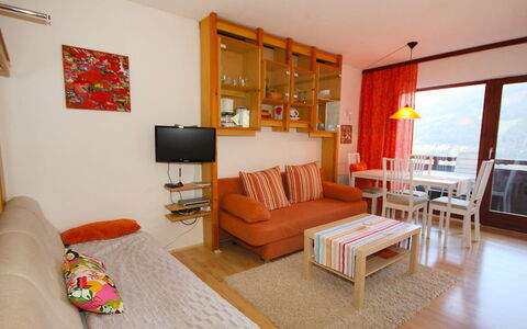Edelweiss: Pièce, Propriété, Meubles, Design Intérieur, Salon, Bâtiment, Sol, Maison, Immobilier, Table
