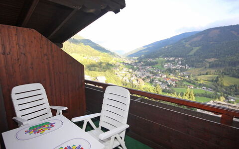 Edelweiss: Propriété, Balcon, Pièce, Meubles, Ciel, Architecture, Immobilier, Maison, Herbe, Vacances