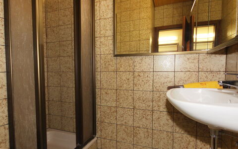 Edelweiss: Salle De Bains, Propriété, Pièce, Tuile, Mur, Design Intérieur, Architecture, Bâtiment, Luminaire Plomberie, Maison