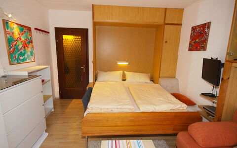Edelweiss: Meubles, Pièce, Lit, Chambre, Propriété, Cadre De Lit, Design Intérieur, Drap De Lit, Sol, Bâtiment