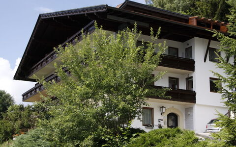 Edelweiss: Ciel, Bâtiment, Fenêtre, Nuage, Arbre, Maison, Plante, Herbe, Chalet