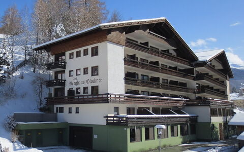 Heiligenblut 10: Ciel, Bâtiment, Neige, Propriété, Fenêtre, Arbre, Maison, Pente, Nuage, Chalet