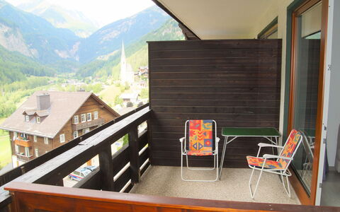 Heiligenblut 10: Bâtiment, Ciel, Bois, Fenêtre, Plante, Montagne, Chaise, Maison, Loisir, Ombre