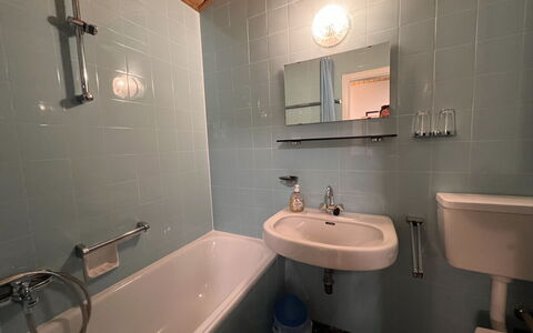 Heiligenblut 10: Marron, Miroir, Robinet, Luminaire Plomberie, Évier, Propriété, Lavabo, Salle De Bains, Violet, Design Intérieur