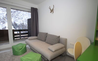 Top 46 a 10.3: Pièce, Meubles, Propriété, Vert, Salon, Design Intérieur, Maison, Immobilier, Table, Bâtiment