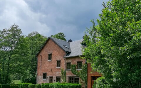 La Rochette: Nuage, Plante, Ciel, Bâtiment, Fenêtre, Arbre, Paysage Naturel, Maison, Herbe, Chalet