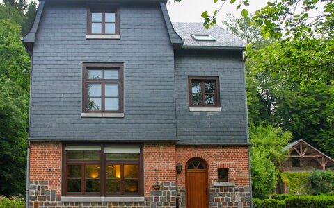 La Rochette: Plante, Fenêtre, Propriété, Bâtiment, Arbre, Maison, Bois, Architecture, Jaune
