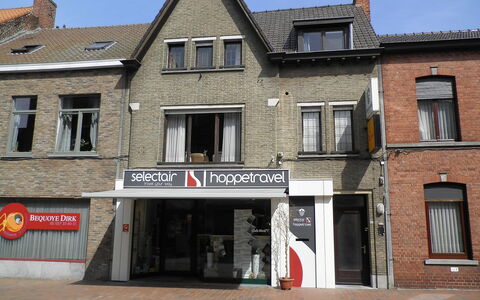 Poperinge: Fenêtre, Ciel, Bâtiment, Porte, Façade, Toit, Maison, Chalet, Ville