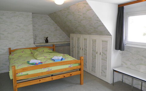 Poperinge: Lit, Pièce, Meubles, Chambre, Propriété, Cadre De Lit, Mur, Drap De Lit, Design Intérieur, Sol