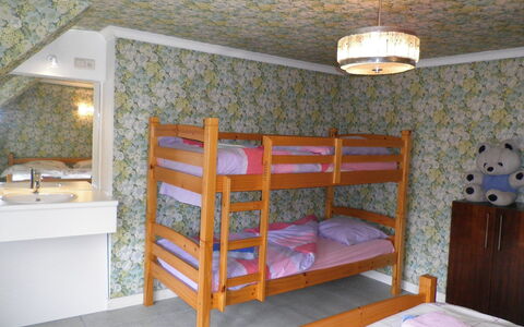 Poperinge: Lit, Pièce, Meubles, Chambre, Propriété, Lit Superposé, Design Intérieur, Maison, Bâtiment, Drap De Lit