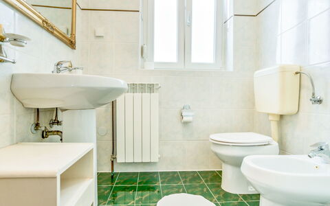 Umag Zambratija 425: Salle De Bains, Propriété, Pièce, Violet, Robinet, Tuile, Toilette, Luminaire Plomberie, Design Intérieur, Mur