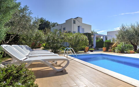 Umag Zambratija 425: L'Eau, Plante, Propriété, Ciel, Bâtiment, Piscine, Ombre, Arbre, Mobilier De Jardin, Design Urbain
