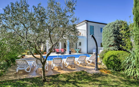 Umag Zambratija 425: Plante, Ciel, Bâtiment, Fenêtre, Arbre, Lot Terre, Herbe, Maison, Design Urbain, Façade