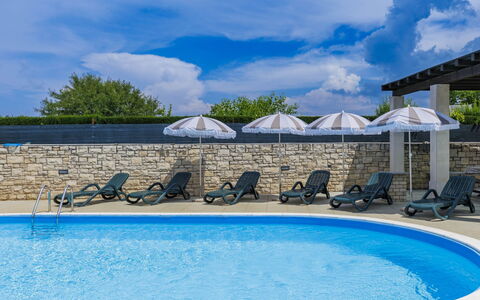 Villa Maran: L'Eau, Nuage, Ciel, Propriété, Bleu, Piscine, Bâtiment, Mobilier De Jardin, Plan D'Eau, Arbre