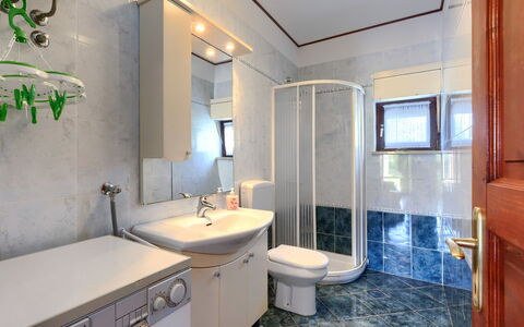 Poreč Jehnići 600: Miroir, Robinet, Luminaire Plomberie, Armoire De Toilette, Évier, Propriété, Meubles, Cabinetry, Salle De Bains, Bleu Azur