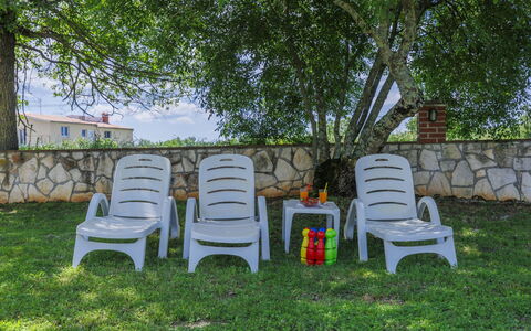 Poreč Jehnići 600: Plante, Propriété, Meubles, Chaise, Arbre, Lot Terre, Herbe, Accoudoir, Mobilier De Jardin, Ciel