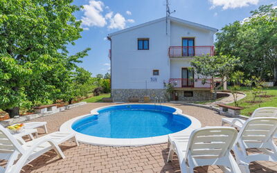 Poreč Jehnići 600: L'Eau, Nuage, Ciel, Propriété, Plante, Piscine, Bleu Azur, Bâtiment, Arbre, Ombre