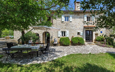 Village Family House Ranka: Maison, Arbuste, Domicile, Porte, Chalet, Biens, Jardin, Ferme, Cour, Aménagement Paysager