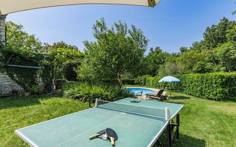 Village Family House Ranka: Meubles, Table, Sport Raquette, Loisir, Chaise, Mobilier De Jardin, Ombre, Pelouse, Tableau De Plein Air