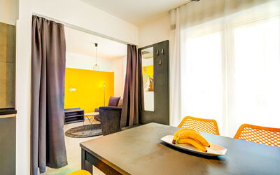 Villa Jadranka 300.28: Pièce, Jaune, Design Intérieur, Meubles, Propriété, Orange, Bâtiment, Salon, Plafond, Table