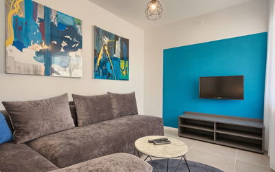 Villa Jadranka 300.4: Salon, Pièce, Bleu, Meubles, Design Intérieur, Turquoise, Vert, Propriété, Canapé, Mur