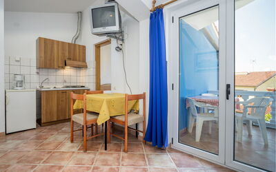 Hilde Blue 100.6: Pièce, Propriété, Bâtiment, Meubles, Maison, Sol, Design Intérieur, Immobilier, Domicile, Sol