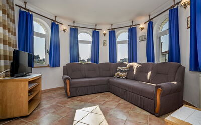 Hilde Blue 100.3: Salon, Meubles, Pièce, Bleu, Propriété, Design Intérieur, Canapé, Bâtiment, Rideau, Immobilier