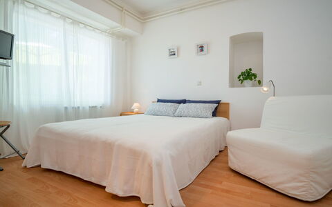 Emil: Chambre, Lit, Meubles, Pièce, Drap De Lit, Matelas, Literie, Propriété, Cadre De Lit, Design Intérieur