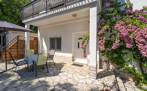 Emil: Fleur, Bâtiment, Plante, Fenêtre, Porte, Ombre, Loisir, Quartier, Maison, Chaise