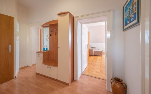 Lovran 111: Porte, Cadre, Bâtiment, Fenêtre, Bois, Salle, Sol, Sol, Accueil Porte