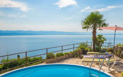 Villa More: L'Eau, Nuage, Ciel, Plante, Bleu, Piscine, Bleu Azur, La Nature, Paysage Naturel, Ombre