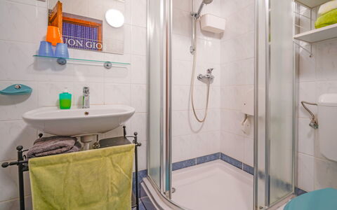 Villa More: Luminaire Plomberie, Robinet, Tete De Douche, Salle De Bains, Évier, Douche, Design Intérieur, Bar De Douche