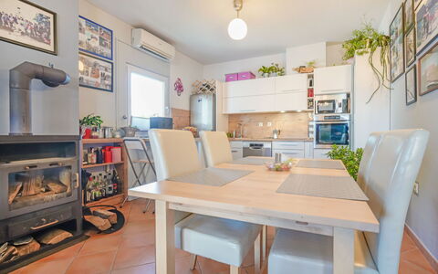 Villa More: Table, Meubles, Cuisine, Chaise, Design Intérieur, Rayonnage, Cadre, Bois, Étagère, Bureau