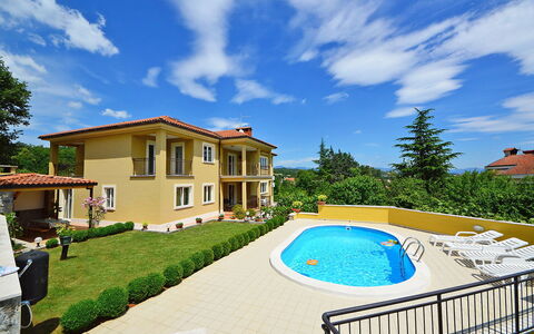 Opatija Mihelići 405: Nuage, Ciel, L'Eau, Plante, Bâtiment, Piscine, Fenêtre, Arbre, Maison, Ombre