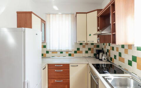 Opatija Mihelići 405: Cabinetry, Évier, Comptoir, Bâtiment, Propriété, Evier, Meubles, Bois, Cuisine, Design Intérieur