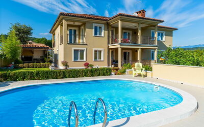 Opatija Mihelići 405: Nuage, L'Eau, Ciel, Plante, Bâtiment, Propriété, Fenêtre, Piscine, Bleu, Bleu Azur