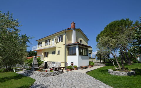Dada: Ciel, Plante, Bâtiment, Fenêtre, Arbre, Maison, Lot Terre, Chalet, Herbe, Surface De La Route