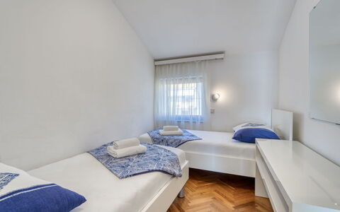 Crikvenica 135: Chambre, Sol, Design Intérieur, Lit, Sol, Domicile, Appartement, Pièce, Throw Pillow, Literie
