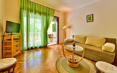 Rab Rab 205: Pièce, Design Intérieur, Meubles, Propriété, Salon, Bâtiment, Immobilier, Jaune, Sol, Table