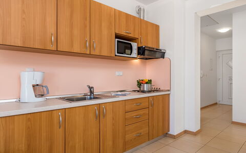 Rab Rab 301: Pièce, Propriété, Cabinetry, Meubles, Cuisine, Design Intérieur, Bâtiment, Maison, Jaune, Comptoir