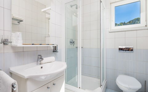 Rab Rab 301: Salle De Bains, Propriété, Pièce, Luminaire Plomberie, Robinet, Design Intérieur, Architecture, Immobilier, Tuile, Accessoire Salle De Bain