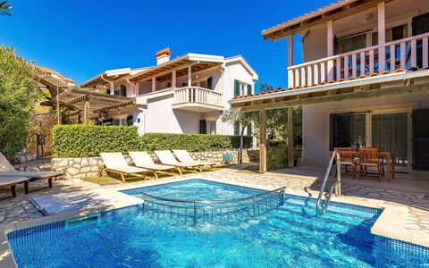 Rab Rab 301: L'Eau, Ciel, Plante, Bâtiment, Propriété, Fenêtre, Piscine, Bleu, Bleu Azur, Chaise