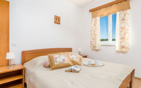 Rab Rab 304: Chambre, Pièce, Meubles, Lit, Propriété, Drap De Lit, Design Intérieur, Literie, Cadre De Lit, Mur