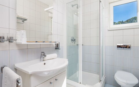 Rab Rab 304: Salle De Bains, Propriété, Pièce, Robinet, Luminaire Plomberie, Design Intérieur, Immobilier, Architecture, Accessoire Salle De Bain, Tuile