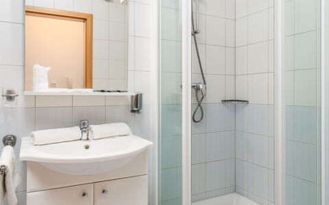 Rab Rab 310: Salle De Bains, Propriété, Pièce, Robinet, Tuile, Luminaire Plomberie, Accessoire Salle De Bain, Mur, Design Intérieur, Architecture