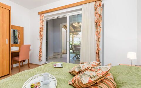 Ivana 2: Pièce, Meubles, Chambre, Propriété, Design Intérieur, Lit, Orange, Mur, Maison, Table