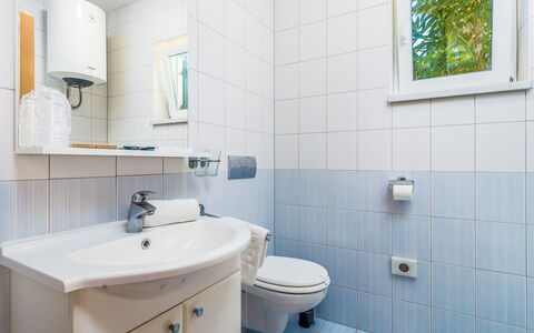Ivana 2: Salle De Bains, Propriété, Pièce, Robinet, Tuile, Design Intérieur, Mur, Architecture, Luminaire Plomberie, Immobilier